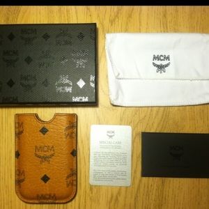 Just comes with he card holder 100% authentic